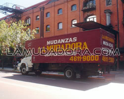 Mudanzas La Mudadora pone a su disposición una extensa flota de vehículos totalmente equipados con los que se realizan los más variados trabajos y servicios de mudanzas.