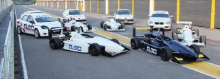 Autos de la escuela de pilotos en Boxes Autodromo Galvez
